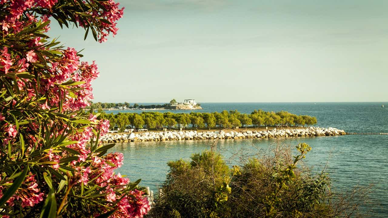 חופים משפחתיים באתונה: חופשה ים תיכונית מושלמת